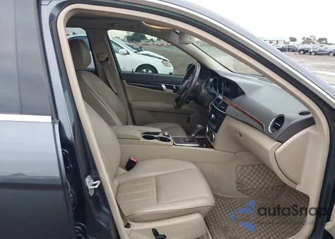 2013 Mercedes-Benz C 250 Luxury z USA, uszkodzony, nr VIN WDDGF4HBXDA879698